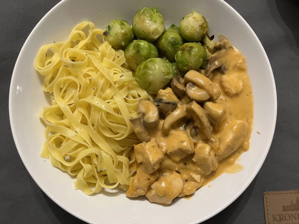 Hähnchenfilet in Pilz-Rahm, Bandnudeln und Rosenkohl
