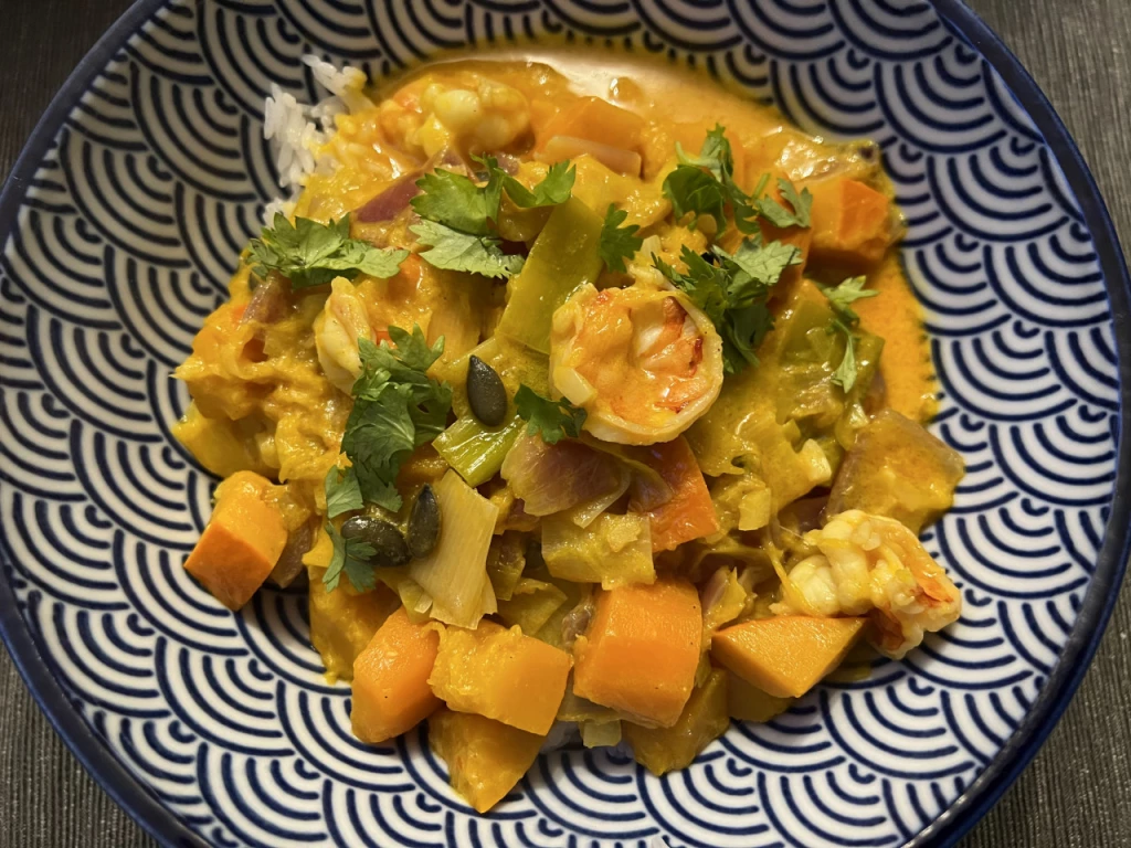 Kürbis-Curry mit Garnelen, Koriander und Kokosmilch