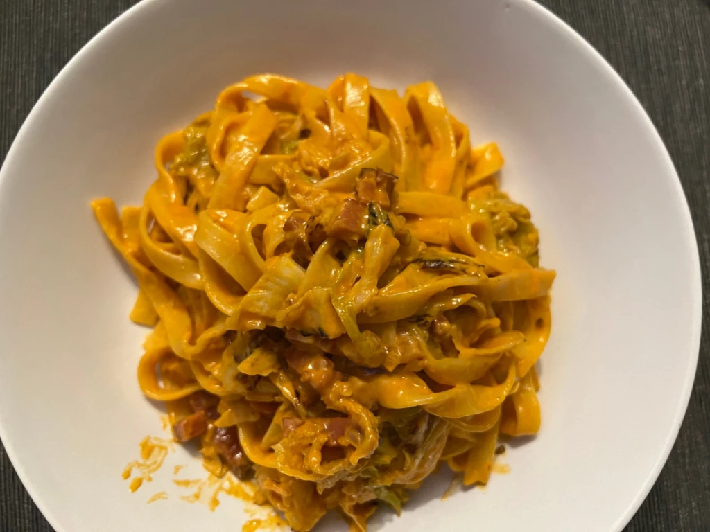 Tagliatelle mit Wirsing und Südtiroler Speck in Tomaten-Rahmsauce