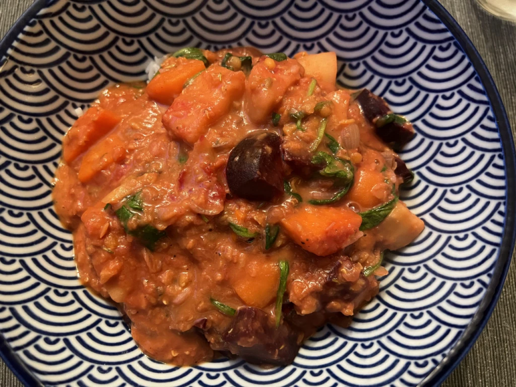 Linsen-Stew mit Wurzelgemüse, Kürbis und roter Bete