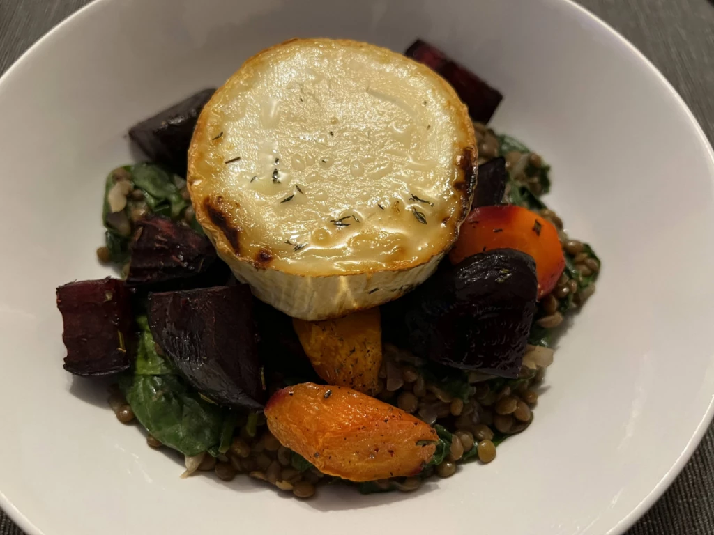 Pardina-Linsen mit gebackenem Wintergemüse und Ziegenkäse