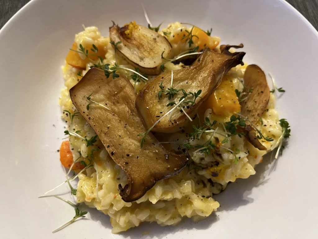 Kürbis-Risotto mit gebratenen Kräuterseitlingen und Kresse