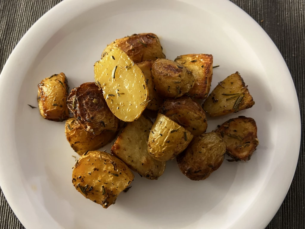 Langsam gebackene Ofenkartoffeln mit Kräutern