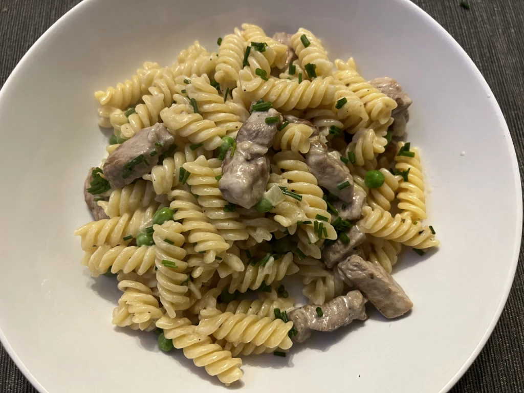 Fusilli-Pasta mit Schweine-Geschnetzeltem und Erbsen in Sahnesauce