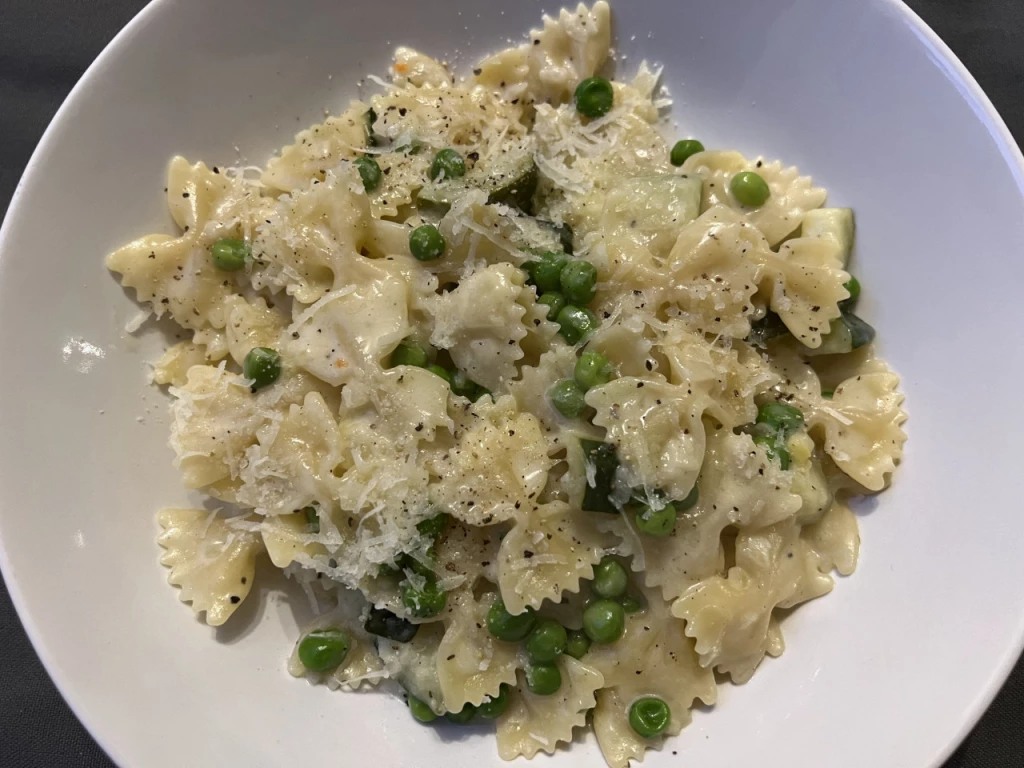 Farfalle mit Zucchini und Erbsen in Zitronen-Sahnesauce und Pecorino-Käse