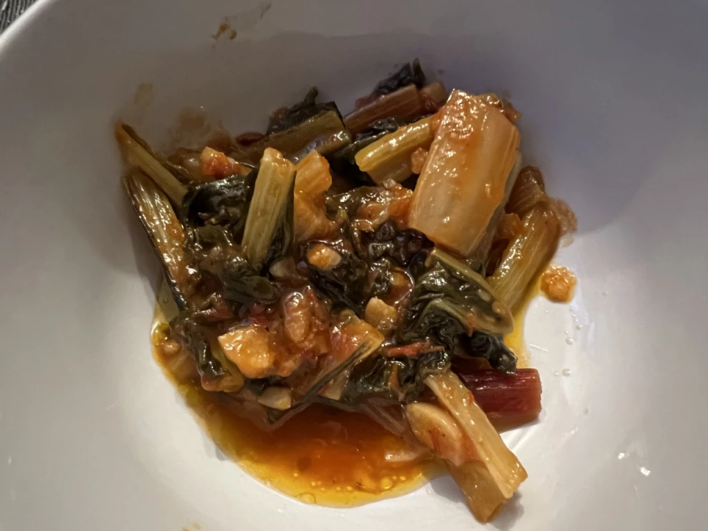 Geschmorter Mangold in Knoblauch-Tomatensauce