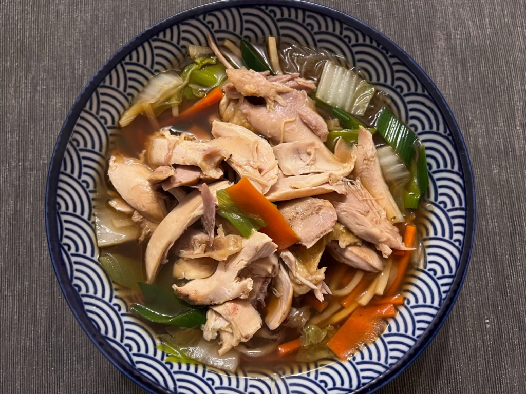 Asiatische Hühnersuppe mit Glasnudeln und knackigem Gemüse