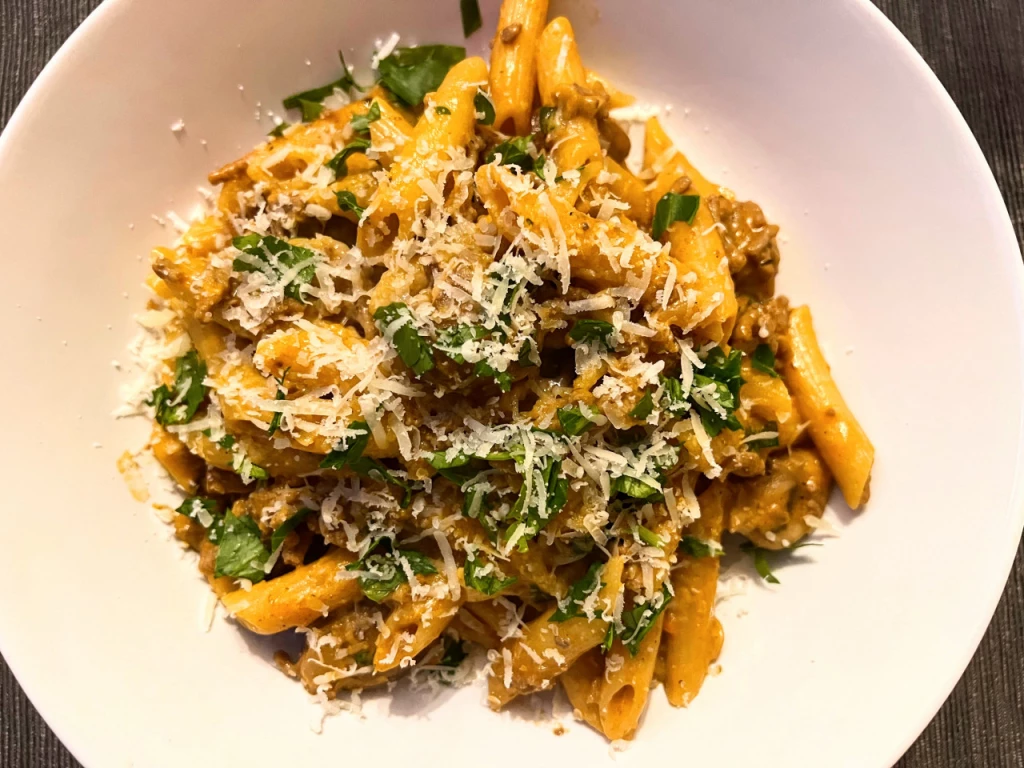Pasta mit Hack-Tomatenrahm, Champignons und Parmesan