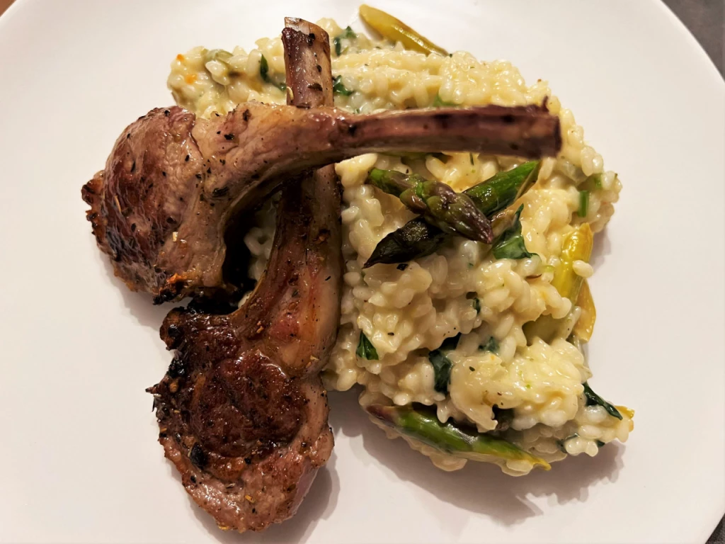 Gebratene Lamm-Koteletts mit Bärlauch-Spargel-Risotto