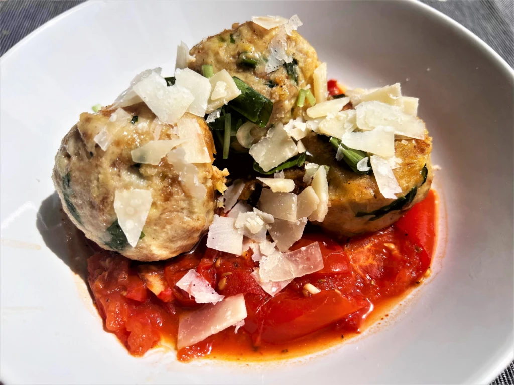 Bärlauch-Knödel mit Ofentomaten-Sauce und Parmesan-Hobel