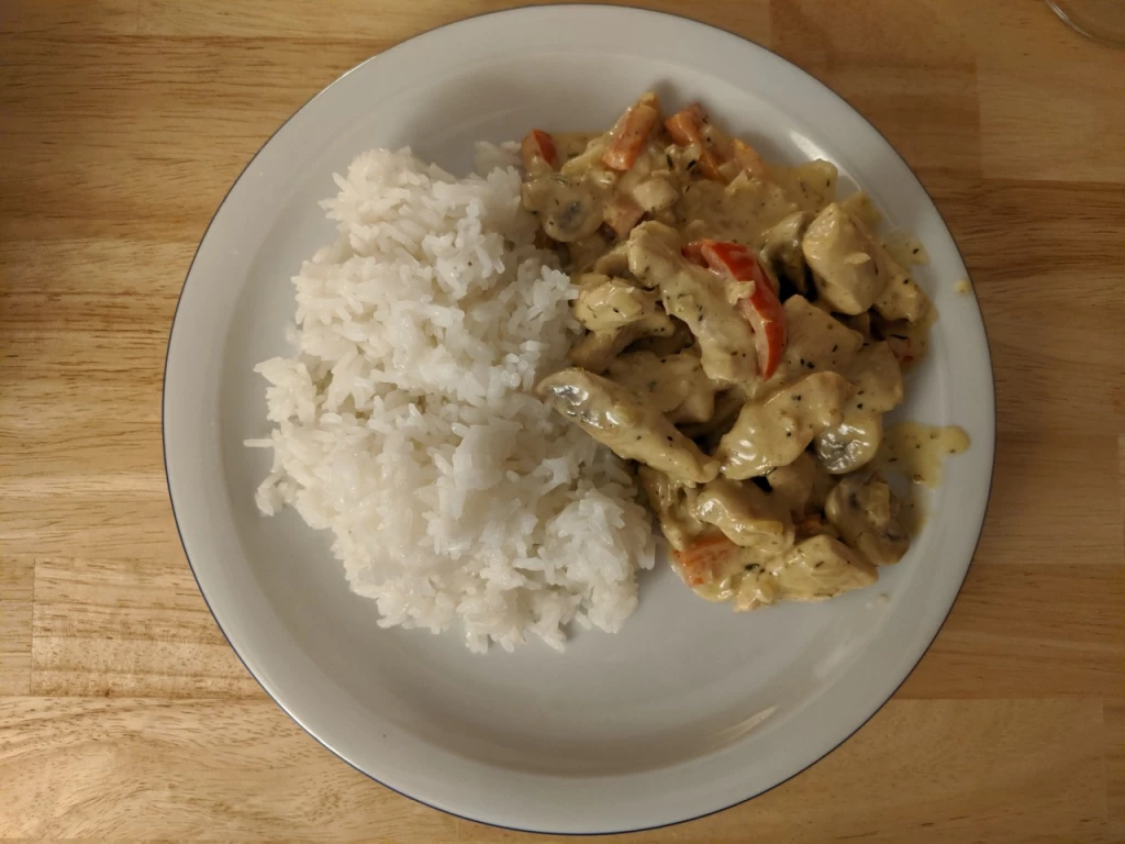 Paprika-Geschnetzeltes mit Champignons und gebratenen Schupfnudeln
