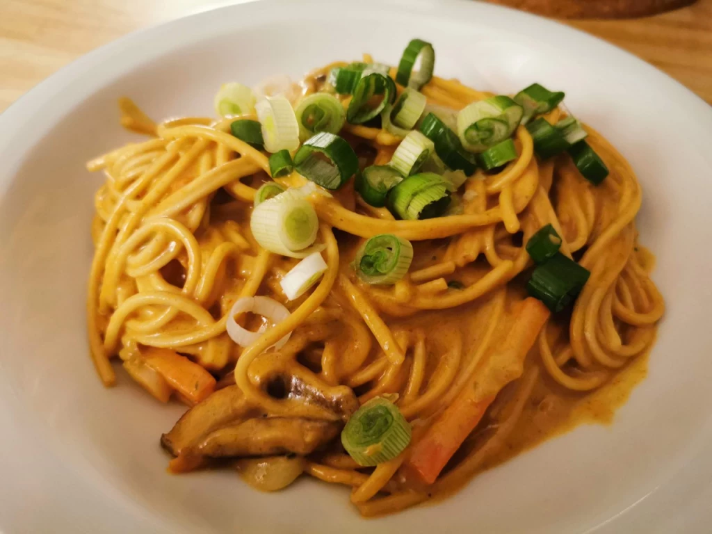 Ramen in Erdnuss-Curry-Sauce