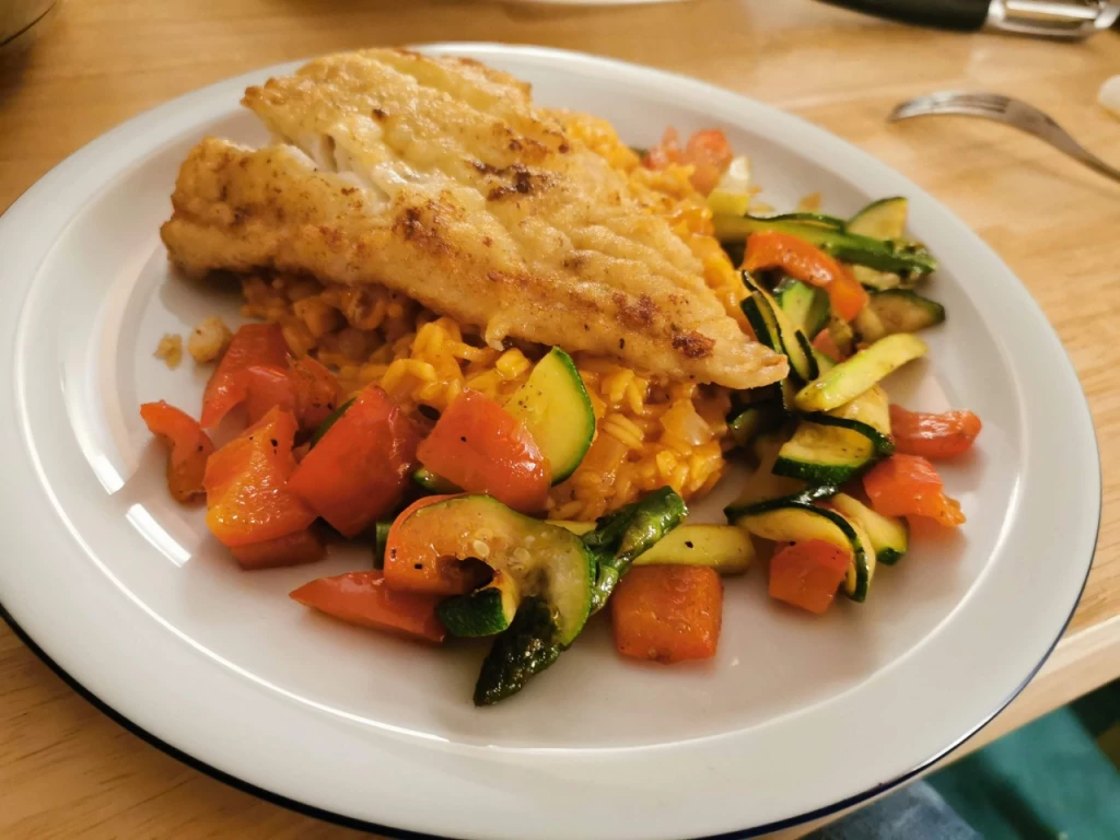 Kabeljau auf Tomatenreis mit mediterranem Gemüse