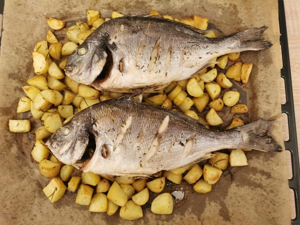 Dorade aus dem Ofen mit Kartoffeln und Tomaten