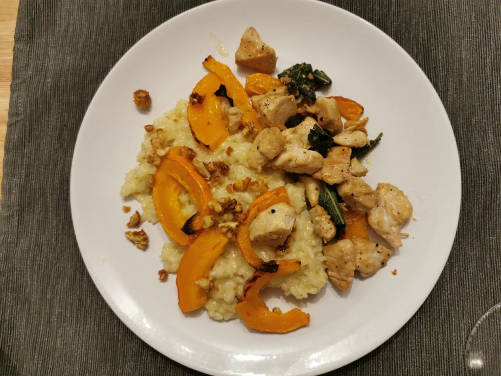 Kürbis-Risotto mit Salbei-Hähnchen und Walnüssen