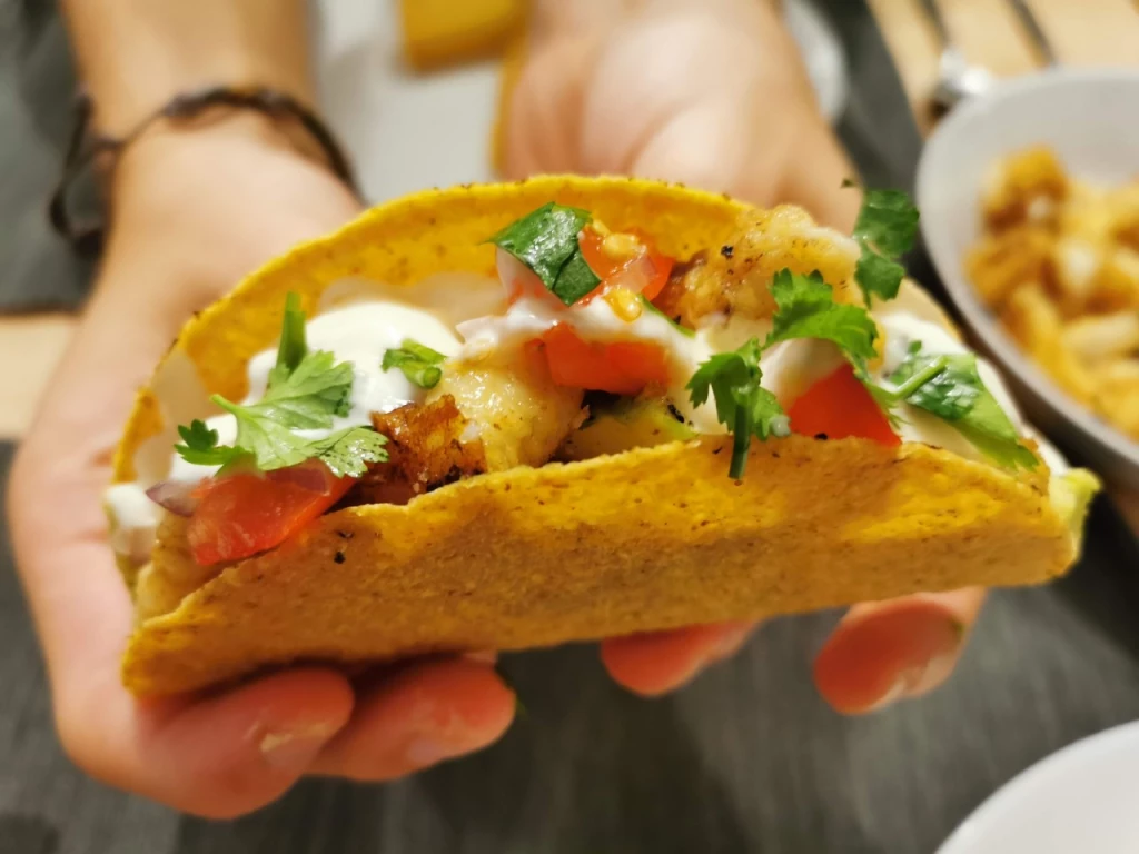 Fisch-Tacos mit Salsa, Avocado und Limettencreme