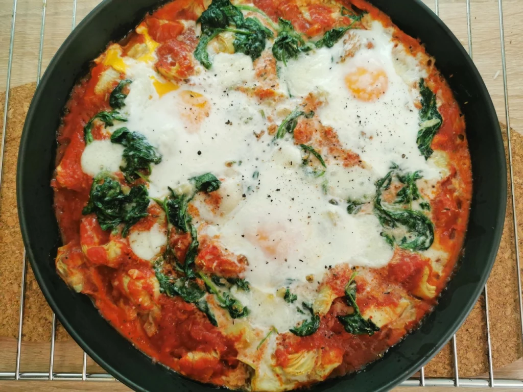 Sizilianische gebackene Eier mit Spinat-Tomatensauce und Artischocken