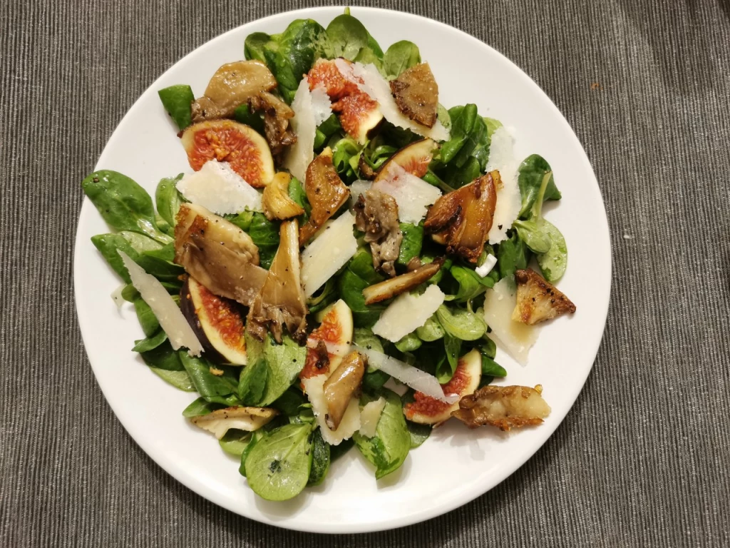Feldsalat mit Feigen, Austernpilzen und Parmesan
