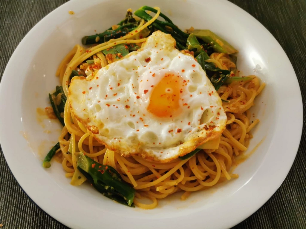 Spaghetti in Erdnuss-Sojasauce, Gemüse & Spiegelei
