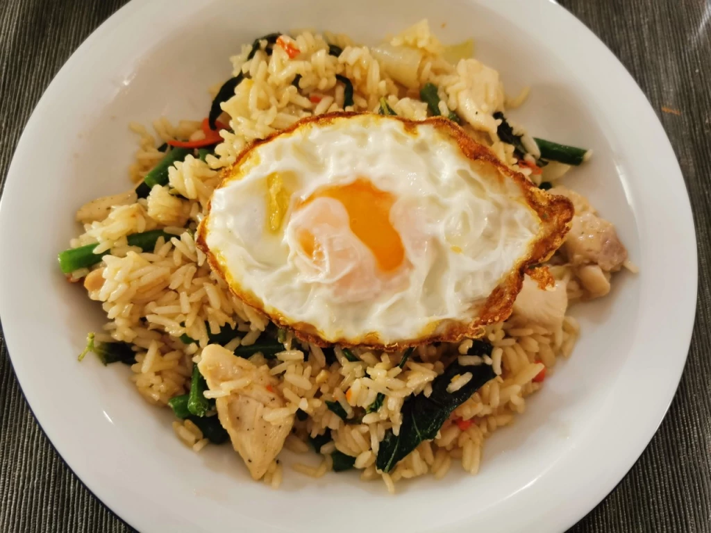 Thai-Gebratener Reis mit Hähnchen, Chili und Spiegelei