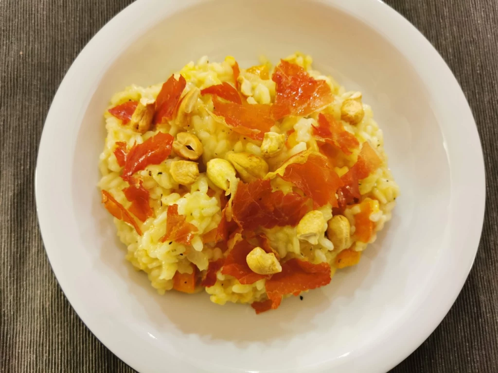 Kürbis-Risotto mit Serrano-Schinkenchips & Cashews