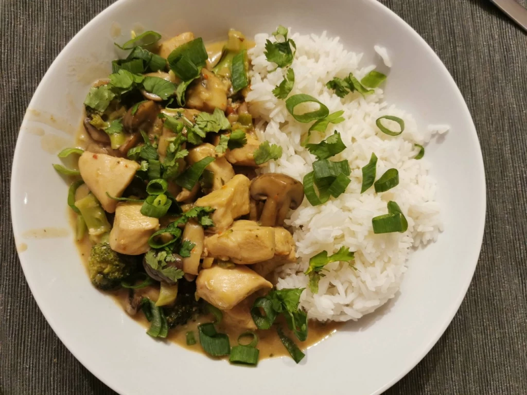 Soja-Hähnchen-Ragout mit Brokkoli und Champignons