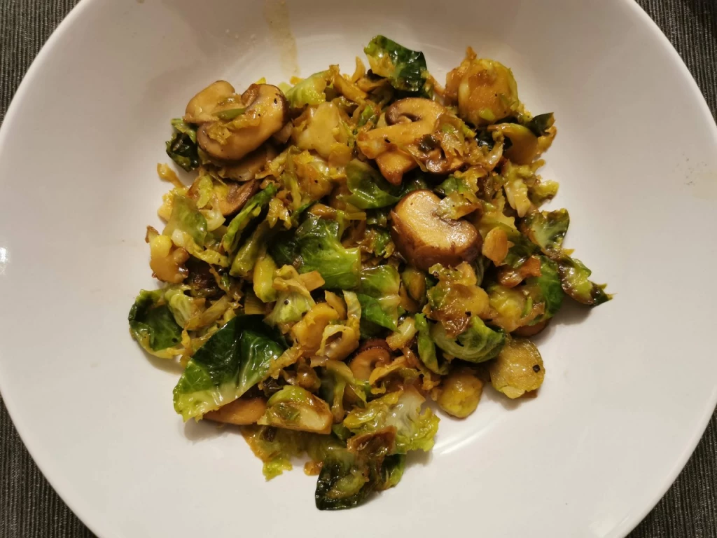 Gebratener Rosenkohl mit Champignons an Sojasauce