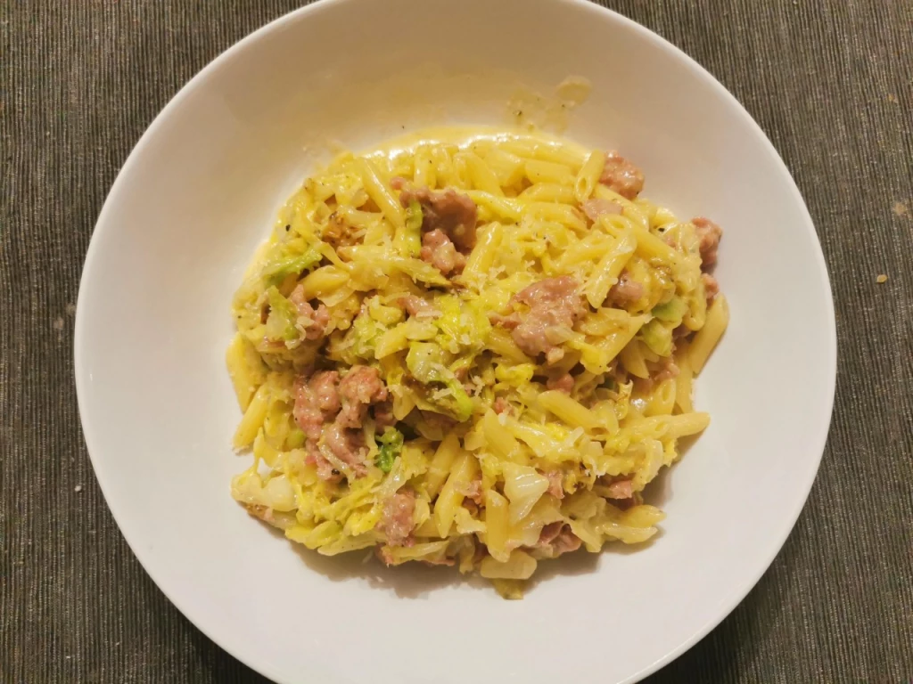 Pasta mit Wirsing-Salsiccia-Carbonara