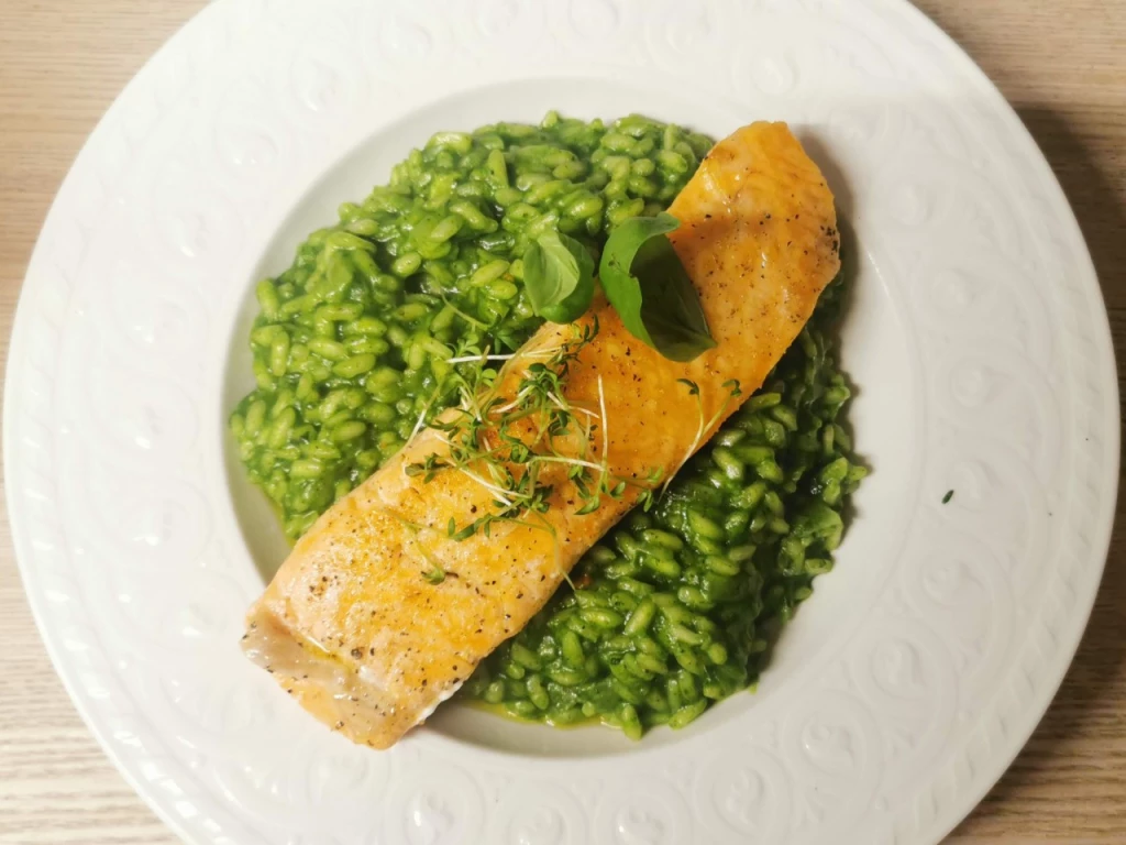 Lachs auf Basilikumrisotto