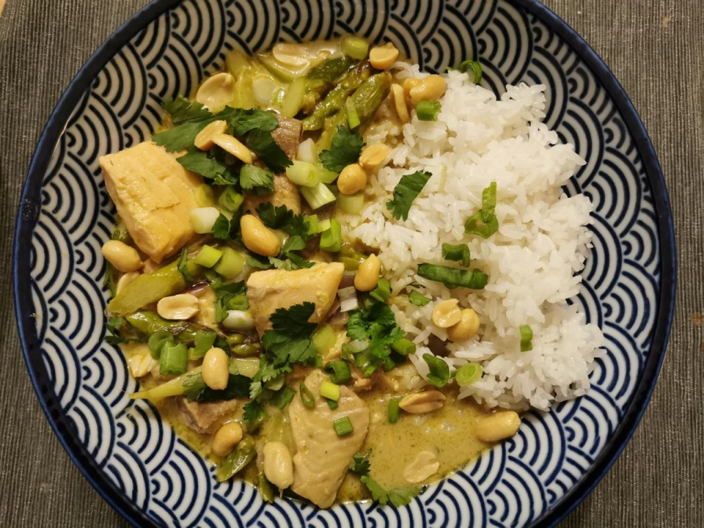 Grünes Thai-Curry mit Lachs und Spargel