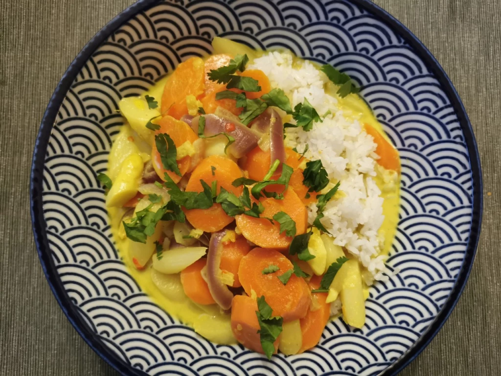 Kokos-Curry vom weißen Spargel mit Karotten, Ingwer und Knoblauch