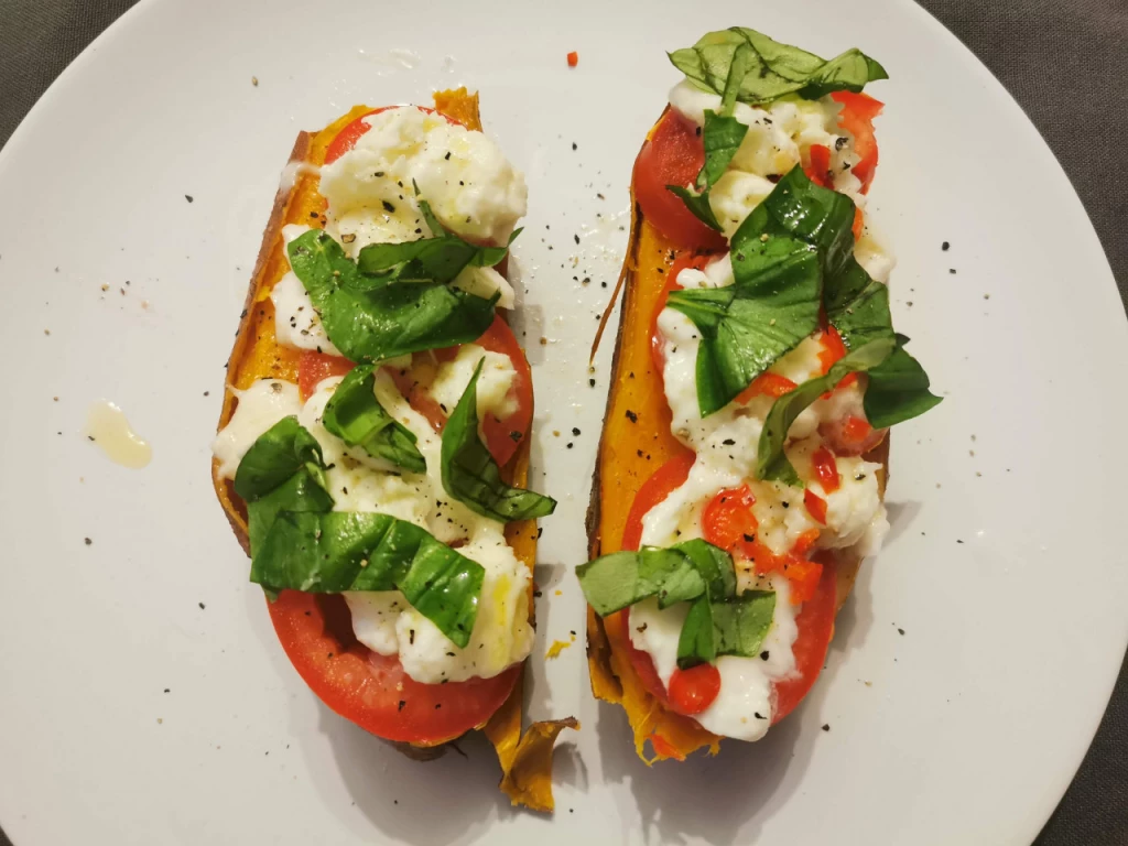 Ofen-Süßkartoffeln mit Tomaten, Mozzarella und Basilikum