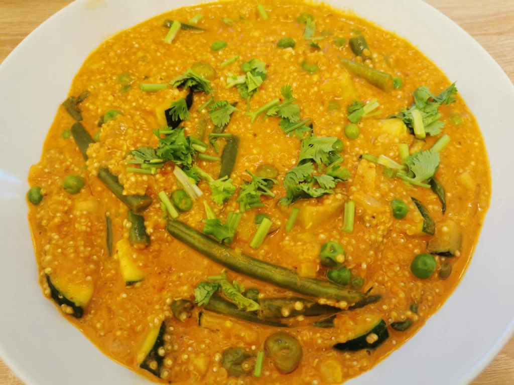 Tomaten-Kokos-Curry mit Zucchini, grünen Bohnen und Quinoa