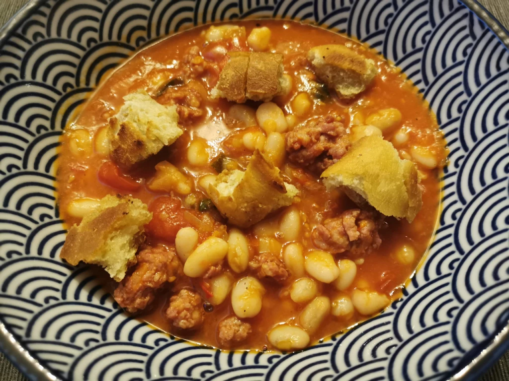 Bohneneintopf mit Salsiccia und Ciabatta-Croutons