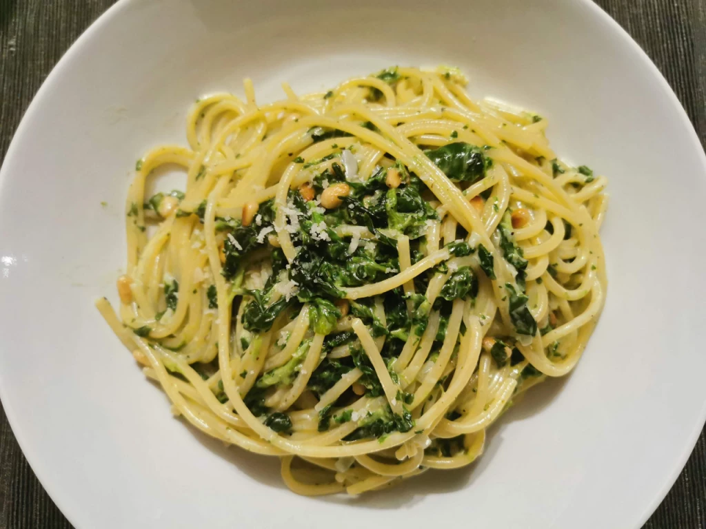 Spaghetti in Gorgonzola-Sauce mit Spinat und Pinienkernen