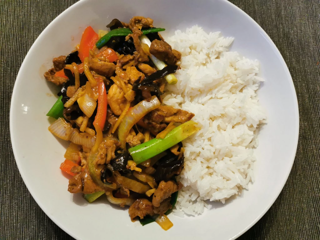 Pad Khing - Thai-Stir Fry mit Schweinefleisch, Ingwer und Gemüse