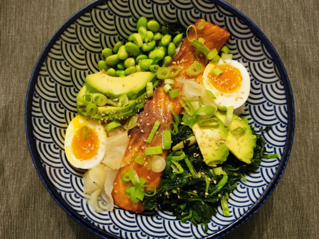 Japanische Reis-Bowl mit Miso-Lachs, Sesam-Spinat und Edamame