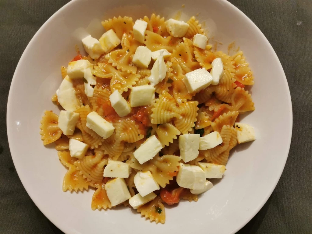 Pasta mit Tomaten, Mozzarella und Basilikum