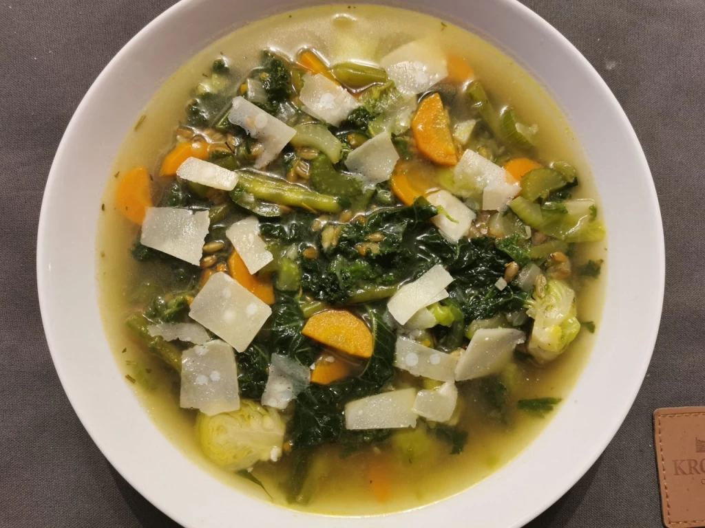 Winterliche Gemüsesuppe mit Grünkern und Parmesan