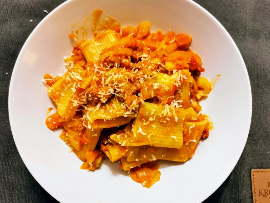 Pasta mit Salsiccia, weißen Bohnen und Fenchel