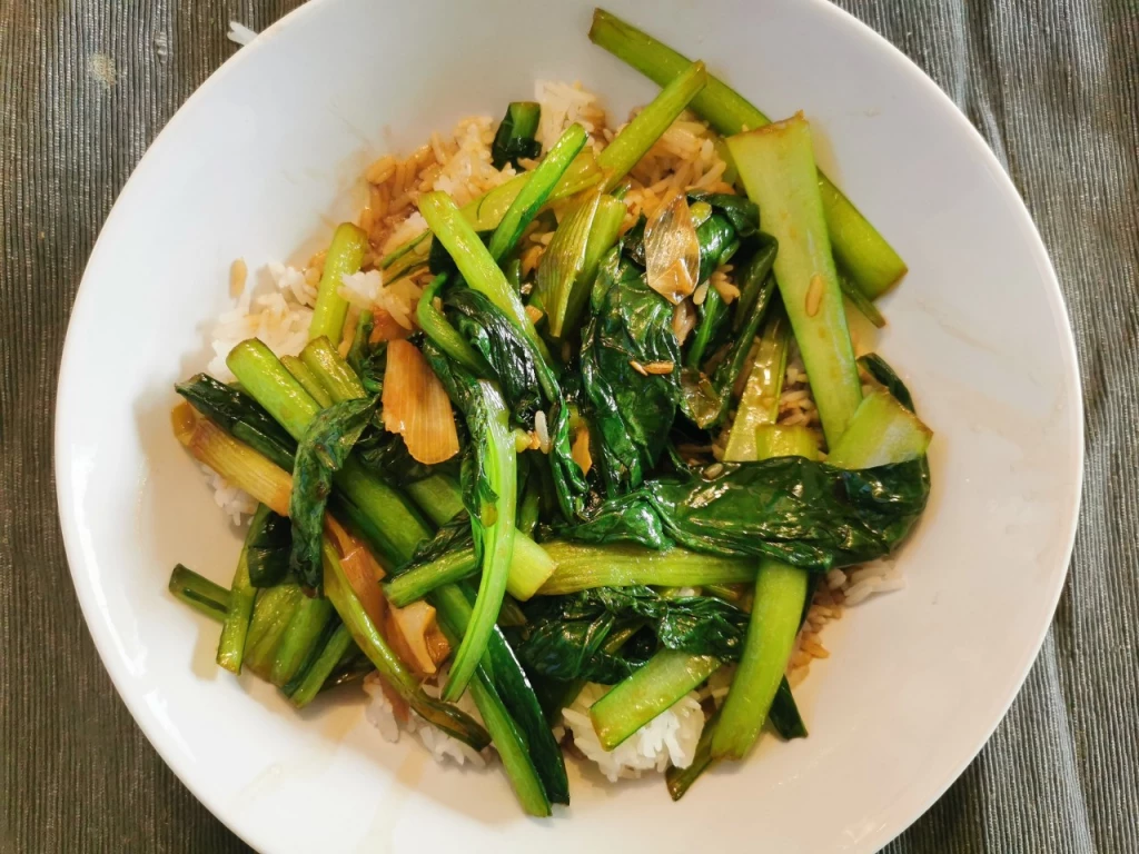 Choi Sum aus dem Wok mit Reis