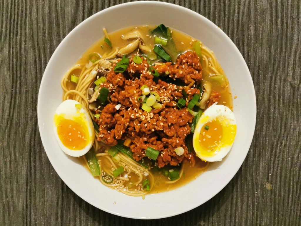 Scharfes Miso Ramen mit Gochujang-Schweinehack