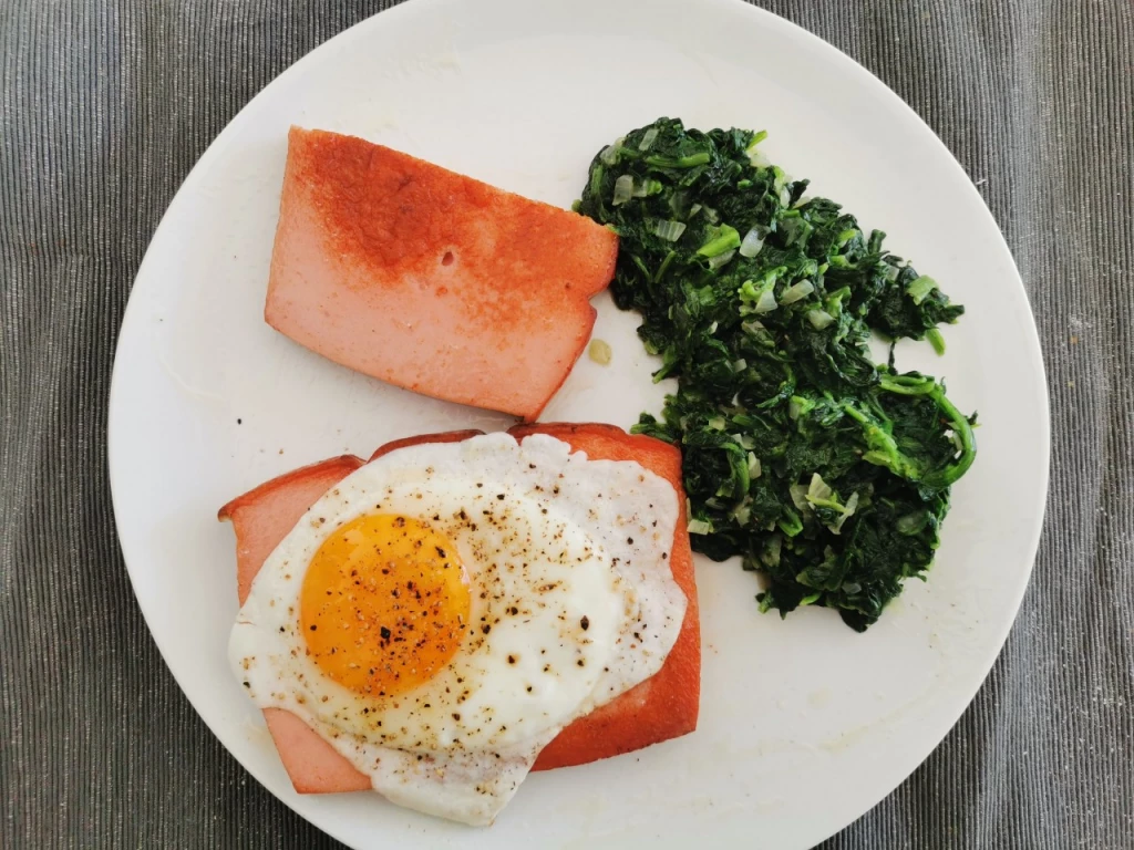 Gebratener Leberkäse mit Spiegelei und Spinat