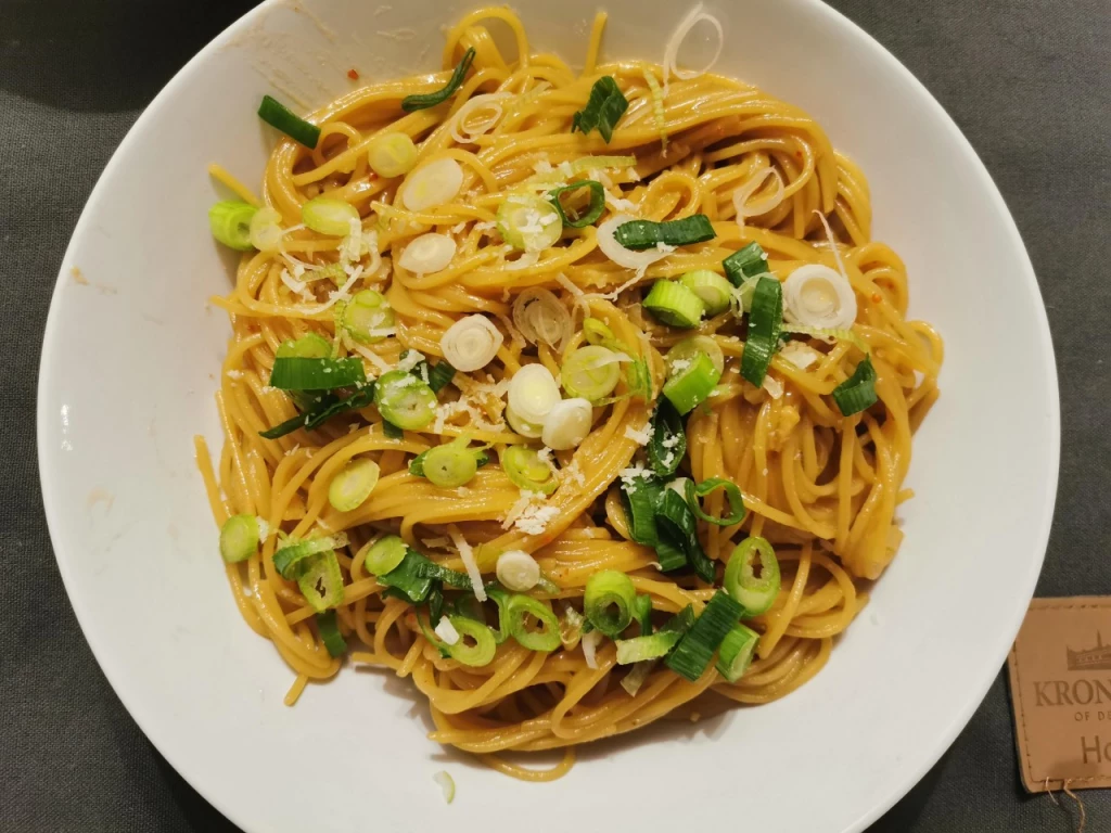 Spaghetti in asiatischer Butter-Knoblauch-Sauce