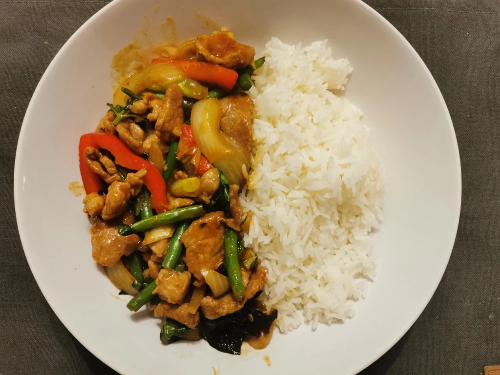 Thai Nam Prik Pao-Schweinefleisch mit Gemüse und Reis