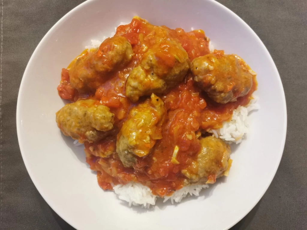 Griechische Fleischbällchen in Tomaten-Zimtsauce