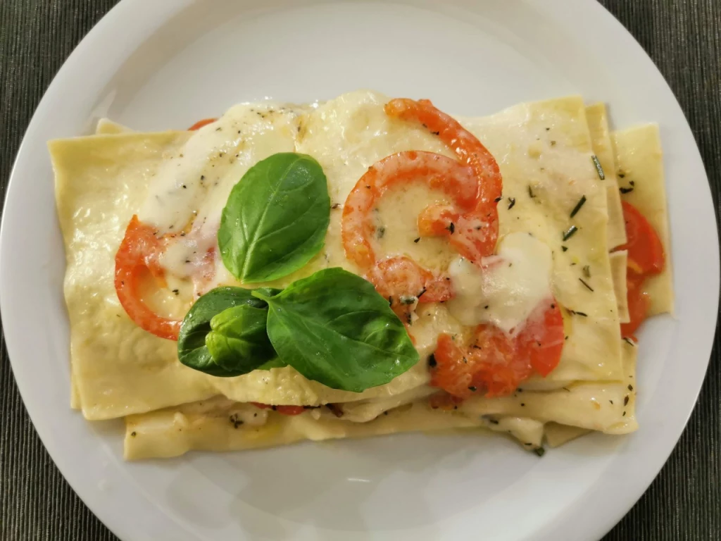 Leichte Lasagne mit Tomaten, Mozzarella & Kräutern