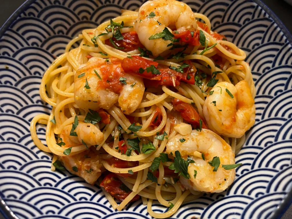 Spaghetti mit Garnelen in Tomaten-Knoblauch-Sauce