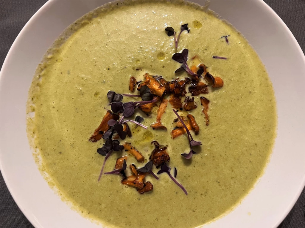Suppe aus Blumenkohl-Blättern mit gebratenen Pfifferlingen und Kresse