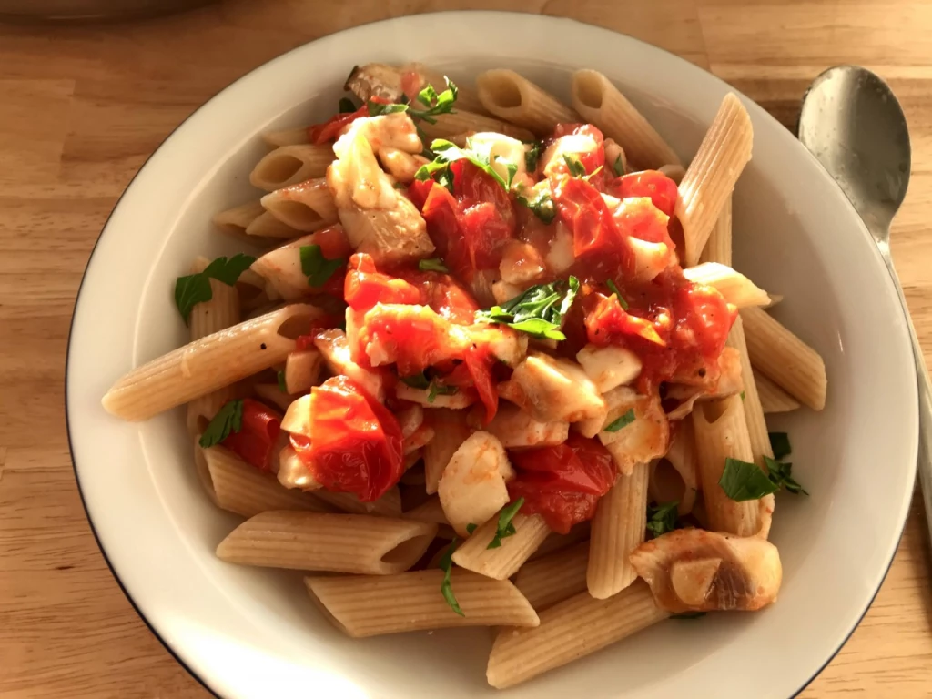 Penne mit Kabeljau und geschmolzenen Tomaten